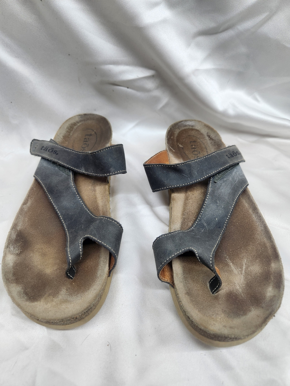 Taos Footwear Grey Leather Toe-Loop Sandals